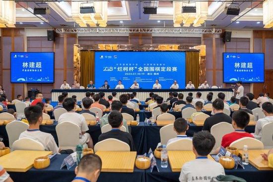 描述在中国时尚圈摸爬滚打了多年、立志建立中国的顶级品牌、把本身打造成顶级时尚人的群体，用代表性的人物和代表性的故事，带给不雅众时尚过程中鲜少被人们存眷的那点事，表示时尚财产的一点缩影。皮尔卡丹时装展现会行将在敦煌叫沙山进行，上百家媒体正在赶往敦煌的路上，皮尔卡丹师长教师本人也已飞抵北京，各项筹办工作有条不紊地进行，只等展现会昌大召开的那一天。但是，天有意外风云，时装展现会艺术总监林晓丹因过度劳顿，外加mm林晓彤率性分开，激发心源性心脏病突发，被工作职员告急送往病院。林晓丹因心源性心脏病突发急救无效灭亡的动静风行一时，从省会特地赶来的李小洋第一时候将林晓丹灭亡的动静发还他所供职的《星闻周刊》杂志，同时也为本身的专访打算画上了句号……